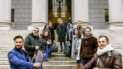 Ostalinda Maya (tercera por la derecha), con un grupo de abogados gitanos en las escaleras del Tribunal Supremo de EE UU.