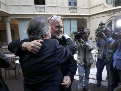 Ant&oacute;n Reixa es felicitado por el director de cine Miguel Hermoso tras su elecci&oacute;n como nuevo presidente de la SGAE.