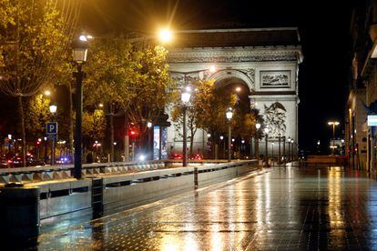 Los Campos Elíseos y el Arco del Triunfo de París durante el toque de queda.