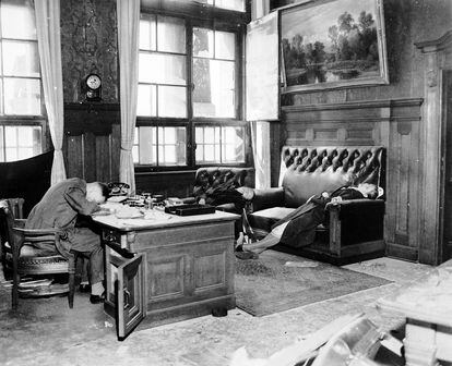 El funcionario del Ayuntamiento de Leipzig Ernst Kurt Lisso junto a su mujer Renate Stephanie y su hija Regina Lisso tras cometer suicidio los tres con cianuro en abril de 1945. 