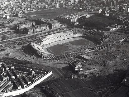 Vista de la construcció del Camp Nou el febrer de 1956.