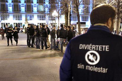 Uno de los voluntarios de la campaña <i>Diviértete sin molestar</i> en la plaza de Santa Ana.