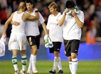 David Villa abandona el terreno de juego cabizbajo tras finalizar el partido ante el Racing de Santander