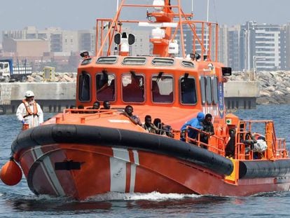 Un grupo de inmigrantes llega al puerto de Almería, tras ser rescatados el pasado junio.