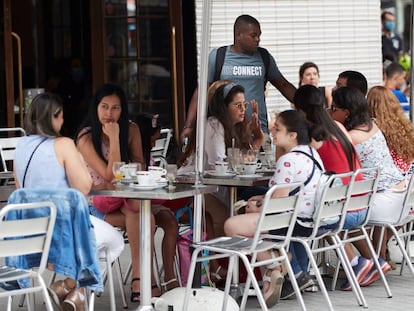 Un grup de persones en una terrassa a Barcelona, al juliol.