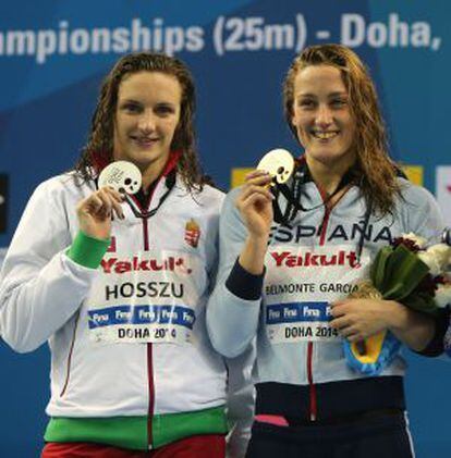 Katinka Hosszu y Mireia Belmonte muestran sus respectivas medallas de plata y oro