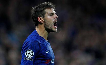 César Azpilicueta se lamenta durante un instante del partido contra el Ajax.