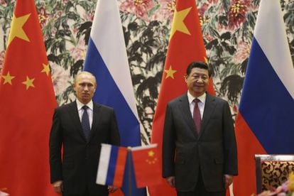 El presidente ruso, Vlad&iacute;mir Putin, y su hom&oacute;logo chino, Xi Jinping, en su encuentro de ayer en Pek&iacute;n. 