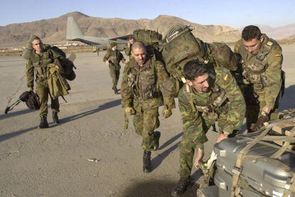 Soldados del primer contingente español enviado a Afganistán, en Kabul en enero de 2002.