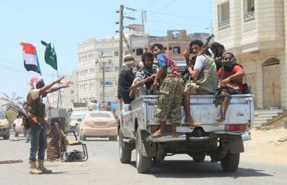 Combatientes leales al presidente yemen&iacute; Hadi patrullan en las calles de Ad&eacute;n, este martes.