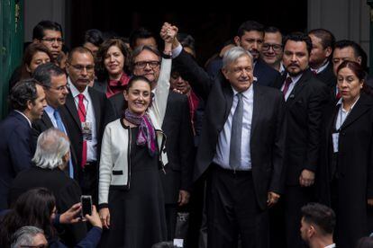 Andrés Manuel López Obrador y Claudia Sheinbaum durante su toma de protesta como jefa de Gobierno, en Ciudad de México, en diciembre de 2018.