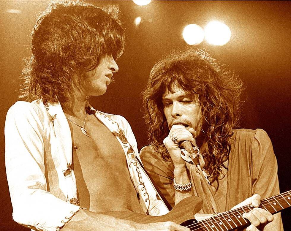 Joe Perry y Steven Tyler, de Aerosmith, durante un concierto en 1975. Los dos músicos eran conocidos como The Toxic Twins (Los Gemelos Tóxicos) debido a su afición por las sustancias.