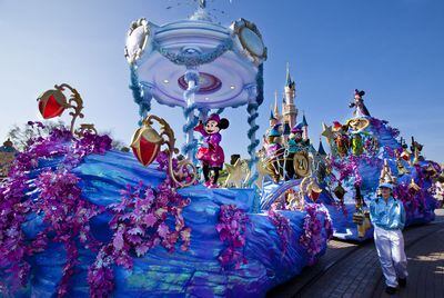 La carroza del ratón Mickey en el desfile del 20º aniversario que recorre cada tarde la calle principal del parque Disneyland.