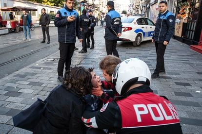 Un niño separado de sus padres es atendido tras la explosión en la calle Istiklal en el centro de Estambul. 