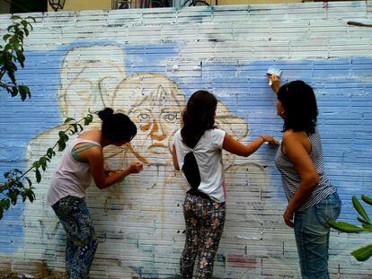 Miembros de la Colectiva en Valencia, realizando graffitis para la paz.