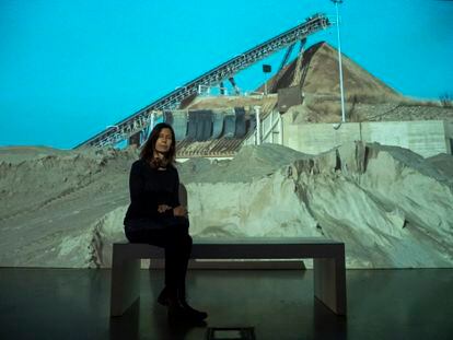 La artista Lara Almarcegui, junto al vídeo 'Gravera' (2021), en el Centre d’Art la Panera, en Lleida.
