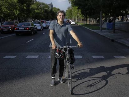 José Rossi, miembro de la Plataforma Carril Bici Castellana posa con su bici en el centro de la Castellana en Colón, Madrid.