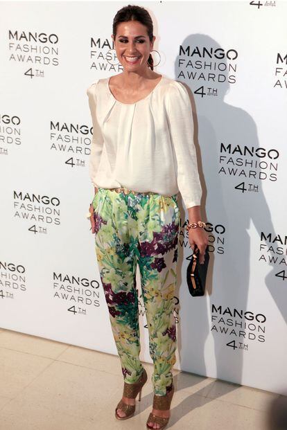 La presentadora Nuria Roca con una de las tendencias más fuertes del verano, el pantalón de flores.
