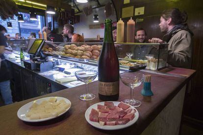 El Bar <b>Can Paixano</b> ( La Xampanyeria), està situat al carrer Reina Cristina de Barcelona, a la Barceloneta. S'hi serveix cava de marca pròpia del local i diverses tapes i entrepans. Els caps de setmana pot resultar difícil trobar-hi un forat.