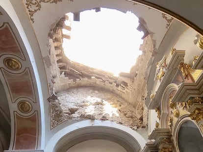 Boquete de la bóveda derrumbada en la iglesia de Santa María Magdalena de Sollana.