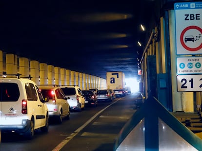 Cartel de la Zona de Bajas Emisiones en la ronda Litoral de Barcelona, el pasado julio.