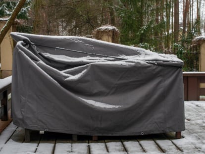 Ideales para proteger los muebles de la terraza de la nieve, el frío y la lluvia durante el invierno. GETTY IMAGES.