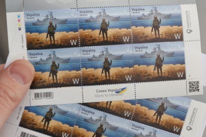 Un nuevo sello postal, presentado en Kiev el jueves, muestra a un soldado ucranio frente al buque ruso' Moskva'.