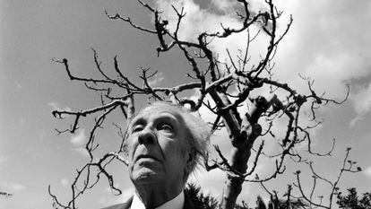 El escritor argentino Jorge Luis Borges en 1984, durante un viaje en Sicilia.