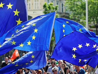 Banderas de la Uni&oacute;n Europea ondeando en una manifestaci&oacute;n contra el nacionalismo, en Viena (Austria), el d&iacute;a 19.