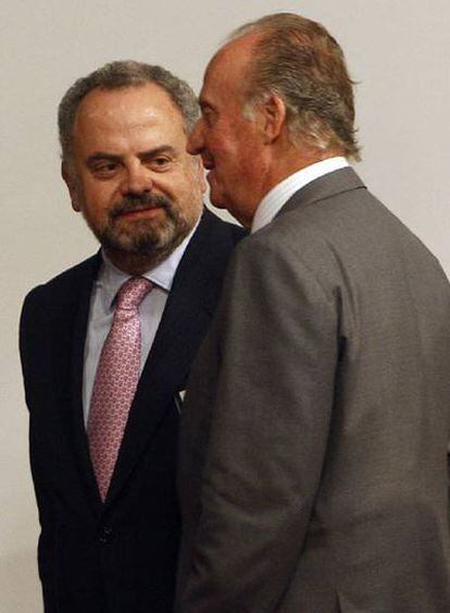 El rey Juan Carlos conversa con Ignacio Polanco.