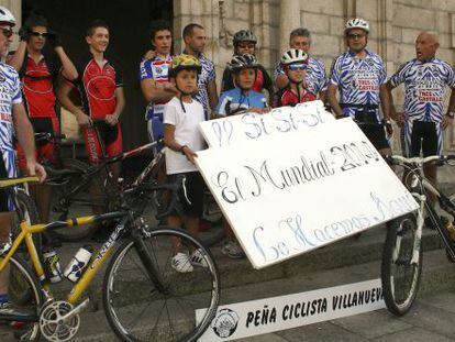 La peña ciclista Villanueva celebra frente al Ayuntamiento de Ponferrada la concesión del Mundial a la ciudad. 