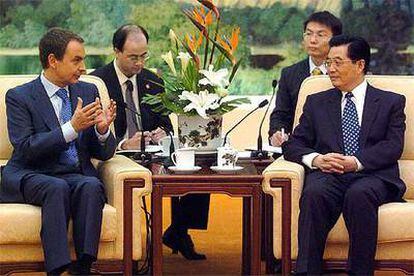 Rodríguez Zapatero conversa con el presidente chino, Hu Jintao, en el Gran Palacio del Pueblo.