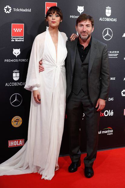 La actriz Belén Cuesta, con vestido blanco, y el actor Antonio de la Torre.