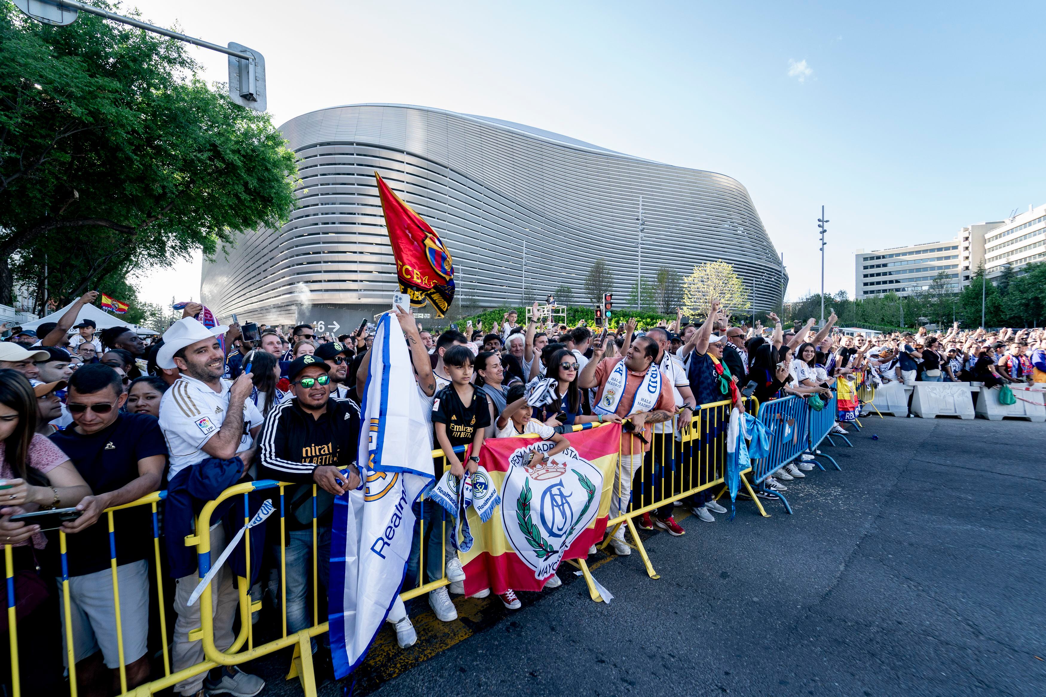 Aficionados se concentran en los alrededores del Estadio Santiago Bernabéu, este domingo en Madrid.