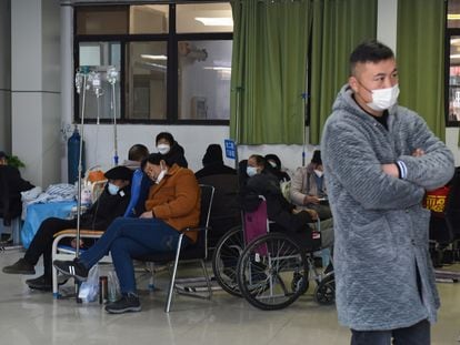 Pacientes con covid recibían tratamiento el miércoles en un hospital de la ciudad china de Fuyang.