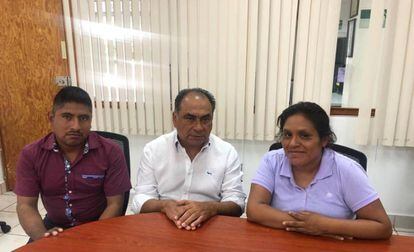 Héctor Astudillo (centro) con los activistas indígenas, este sábado.