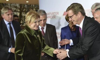 El ministro de Asuntos Exteriores alemán, Guido Westerwelle, saluda a la ministra brasileña de cultura, Marta Suplicy, junto al director de la Feria del Libro, Juegen Boos (detrás a la izquierda).