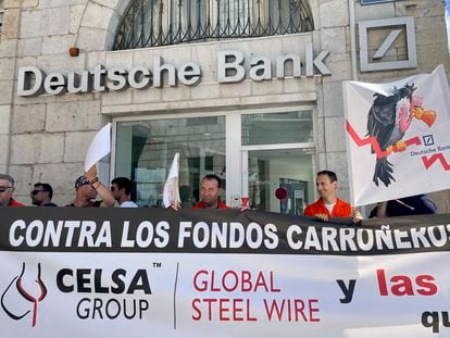 Trabajadores de una fábrica del grupo Celsa protestan contra los acreedores en Santander, el pasado día 10.