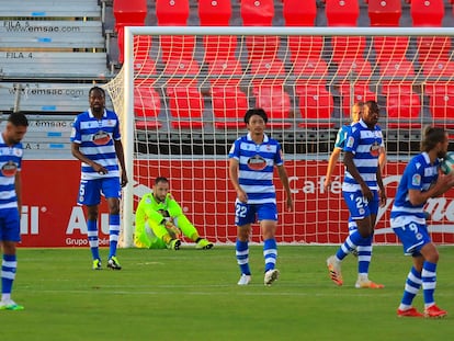 Los jugadores del Dépor, tras encajar un gol en Miranda del Ebro ante el Mirandés.