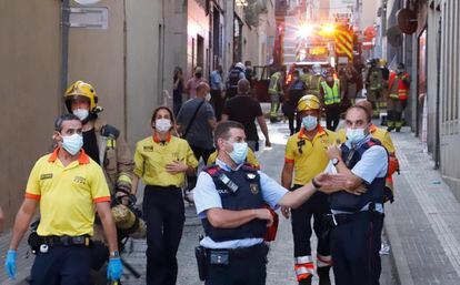 Equipos médicos de emergencia y 'mossos' en el incendio, este miércoles.