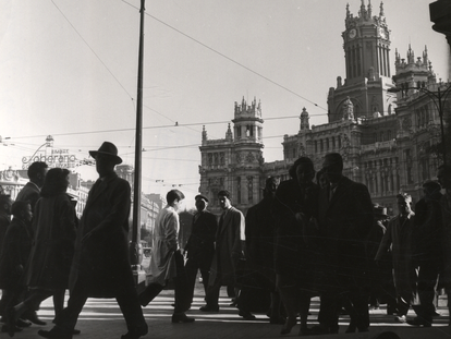 Peatones en la plaza de Cibeles, enero de 1962