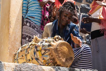 Una mujer toca el kebero en el pueblo de Ebaro. El kebero es un tambor tradicional del Cuerno de África, que acompaña muchas celebraciones. Tradicionalmente, el día del matrimonio el novio se dirige a la casa de la novia acompañado por dos mujeres que tocan este instrumento. A su llegada, deben esperar el permiso de la familia para entrar.
