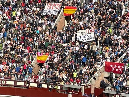 Pancartas aparecidas en el tendido 7 de Las Ventas durante la pasada Feria de San Isidro.