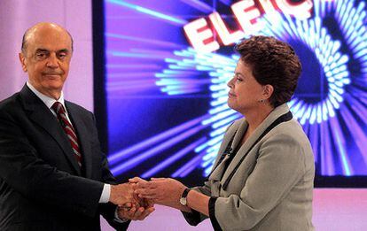 Los candidatos, José Serra y Dilma Rousseff, se saludan en el último debate en televisión antes de las elecciones