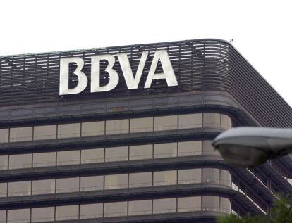 Logotipo del BBVA en la fachada de la sede, en Madrid.