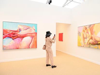 Una mujer toma una fotografía a una pintura en la feria de arte Frieze de Los Ángeles, este 17 de febrero.