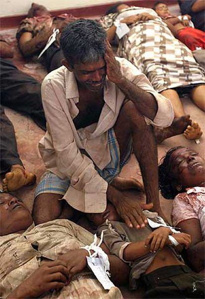 Un familiar de un niño muerto ayer en Sri Lanka llora sobre su cadáver.