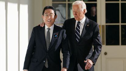 Fumio Kishida, primer ministro de Japón, junto a Joe Biden, este viernes en la Casa Blanca.
