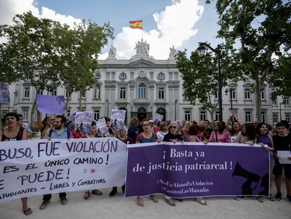 Manifestantes frente al Tribunal Superior de Justicia el día de la sentencia de La Manada en Madrid.