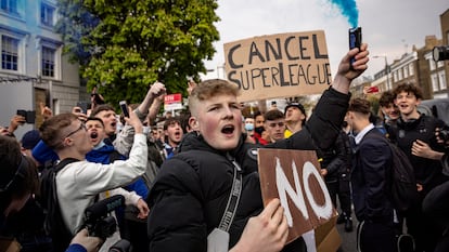 Seguidores del Chelsea protestan cerca del estadio Stamford Bridge en contra de la Superliga, este martes en Londres.